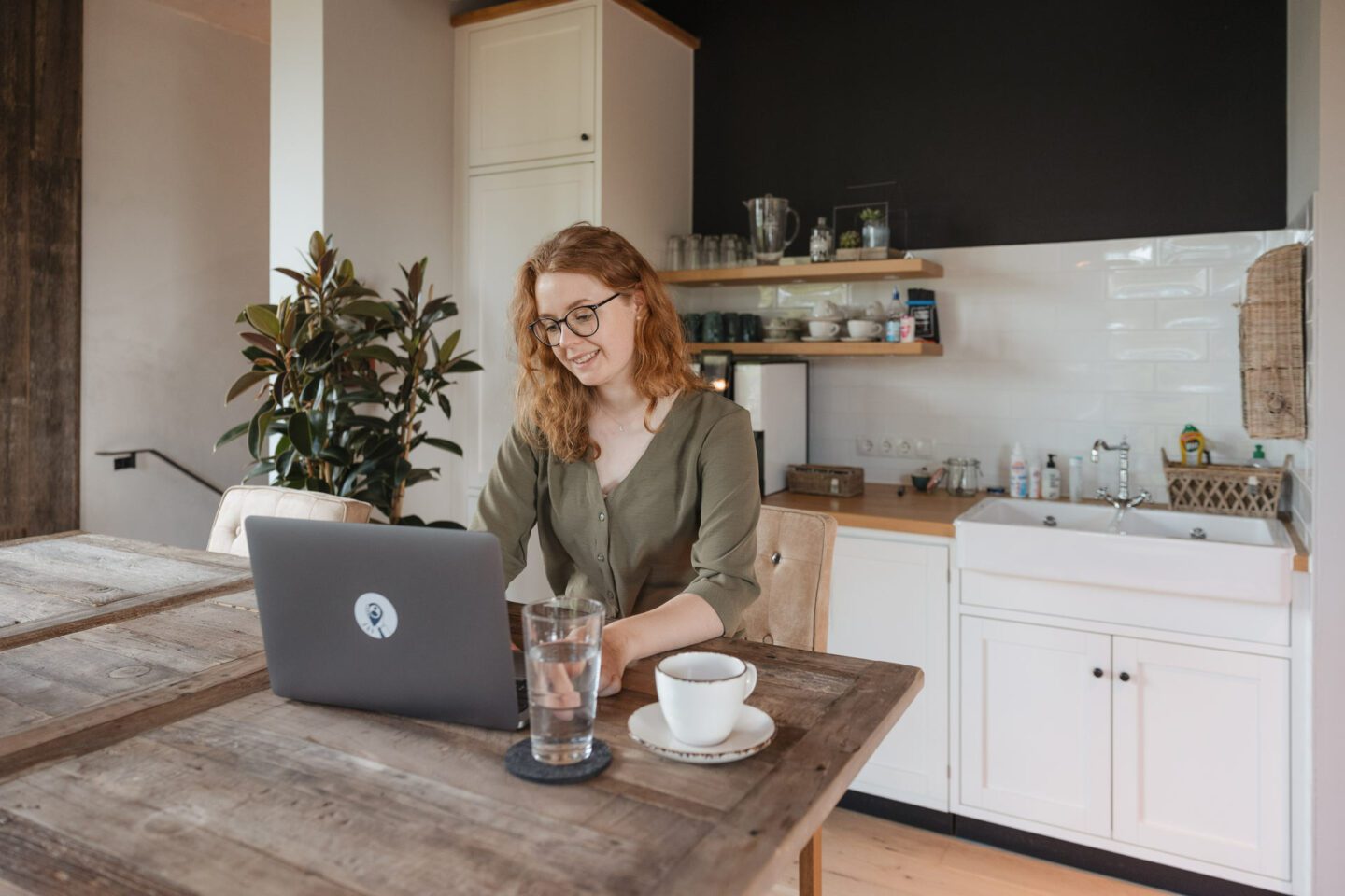 Mitarbeitende im Homeoffice am Arbeiten