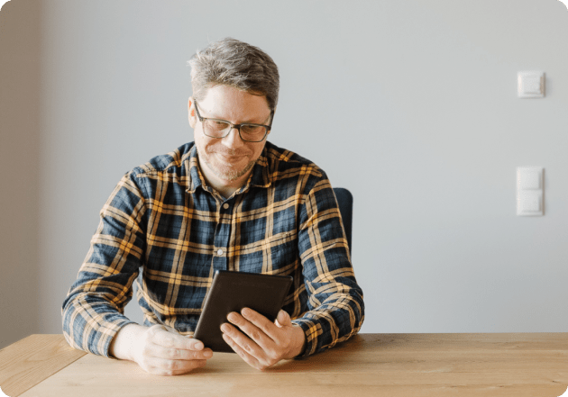 Employees at the laptop