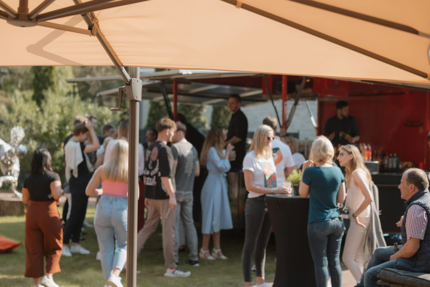 Sommerfest mit zufriedenen Mitarbeitenden - Corporate Benefits